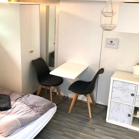 Modernes Zimmer Mit Kuechenzeile Und Bad Denkte Eksteriør billede