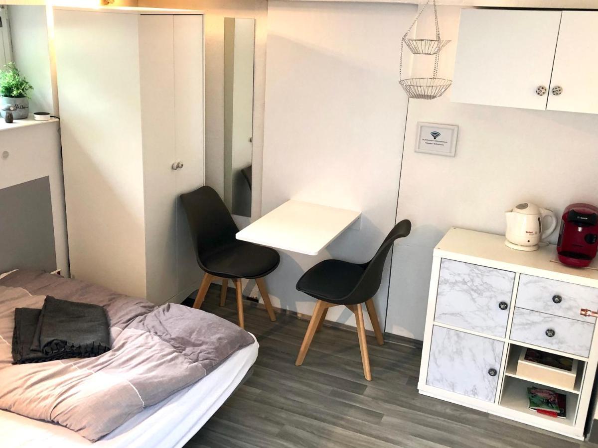 Modernes Zimmer Mit Kuechenzeile Und Bad Denkte Eksteriør billede