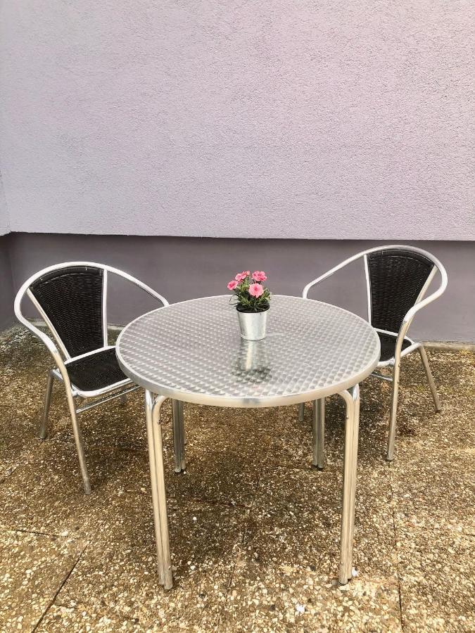 Modernes Zimmer Mit Kuechenzeile Und Bad Denkte Eksteriør billede
